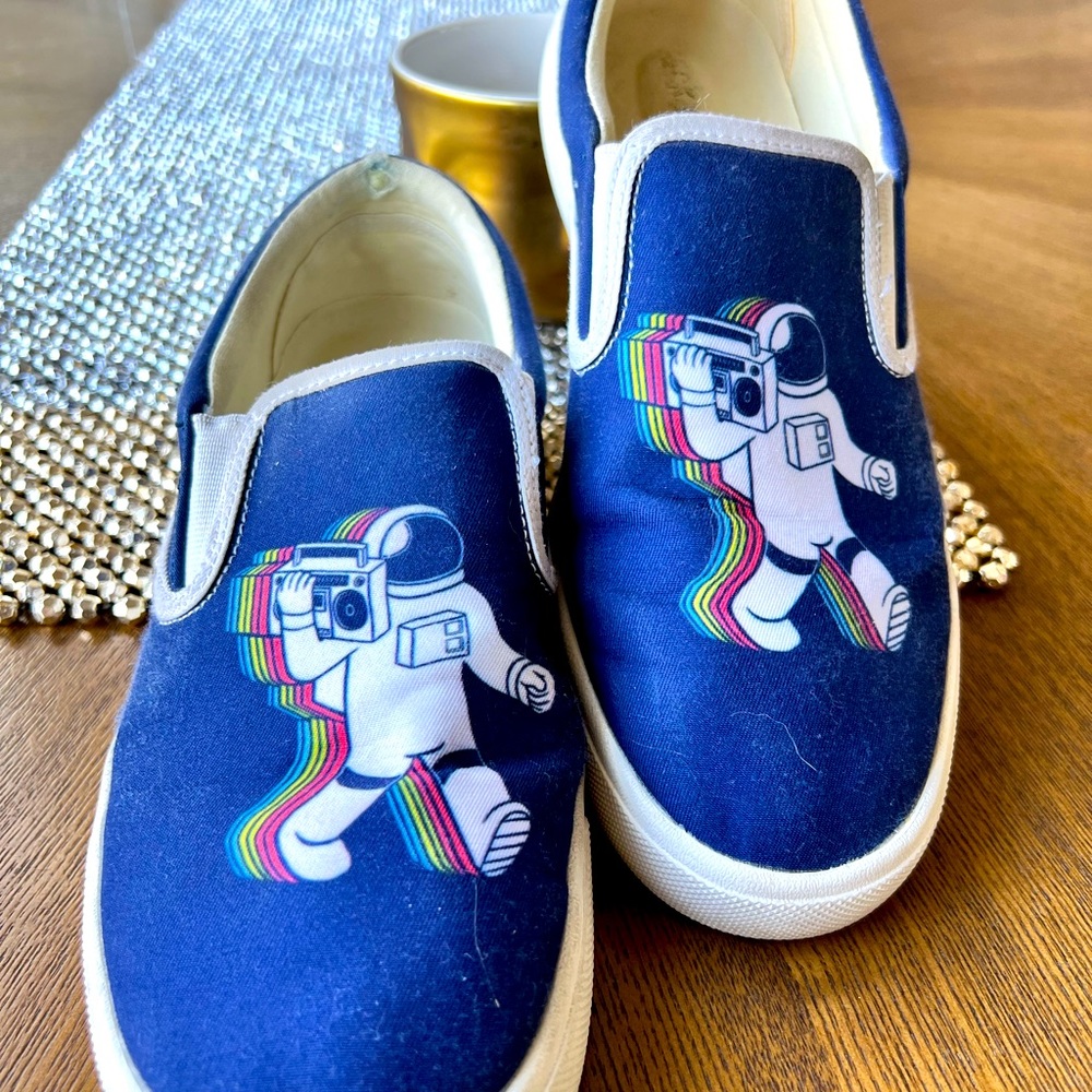 Make a statement with this fun pair of buckfeet
